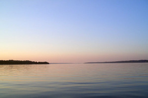 Die traumhafte Stimmung nach Sonnenuntergang am spiegelglatten Starnberger See ist die Krönung eines Sommertages. Just relax and enjoy!
